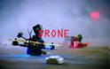 Η κούρσα δύο drone μέσα από εμπόδια: Εντυπωσιακό βίντεο με μια Mustang που βγάζει καπνούς, ένα Focus RS που ντριφτάρει κι ένα ρομπότ