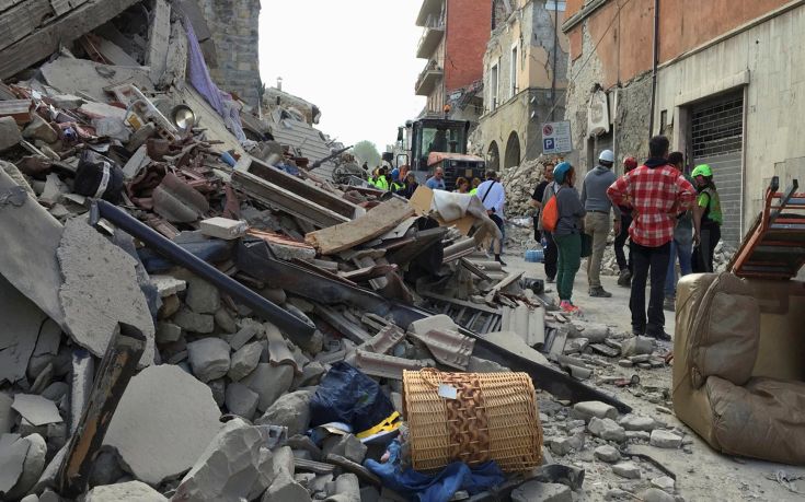 Το αδιαχώρητο στο νοσοκομείο της πόλης Αματρίτσε στην Ιταλία μετά το σεισμό - Φόβοι για τουλάχιστον 10 νεκρούς - Φωτογραφία 1