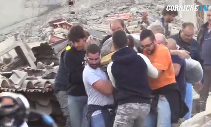 Η στιγμή του απεγκλωβισμού νεαρού από τα ερείπια στην Ιταλία! - Φωτογραφία 1