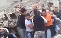 Η στιγμή του απεγκλωβισμού νεαρού από τα ερείπια στην Ιταλία! - Φωτογραφία 2