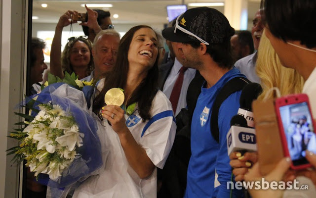 Τι δήλωσε η χρυσή Ολυμπιονίκης Κατερίνα Στεφανίδη φτάνοντας στην Αθήνα - Φωτογραφία 5