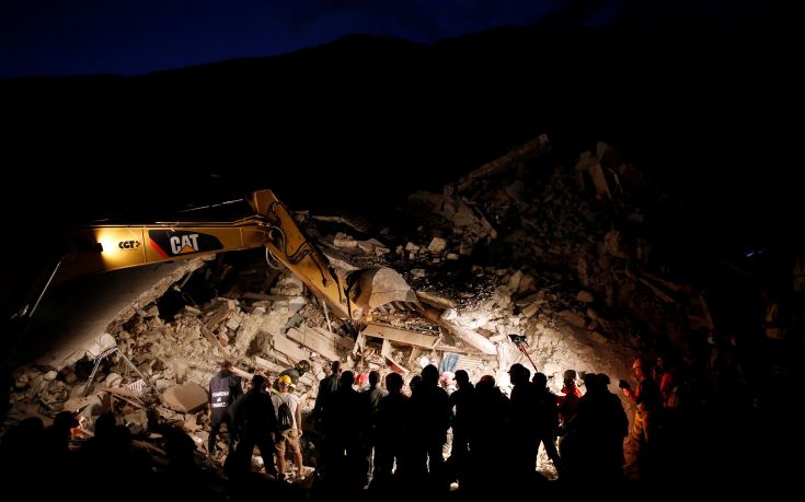 Ολονύχτιες έρευνες στα ερείπια που άφησε πίσω του ο σεισμός στην Ιταλία - Στους 159 ανέρχονται οι νεκροί - Φωτογραφία 1