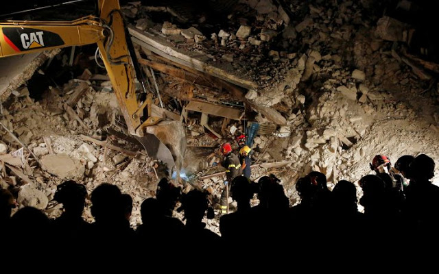Ολονύχτιες έρευνες στα ερείπια που άφησε πίσω του ο σεισμός στην Ιταλία - Στους 159 ανέρχονται οι νεκροί - Φωτογραφία 10