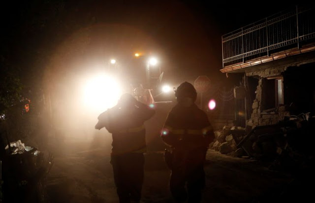 Ολονύχτιες έρευνες στα ερείπια που άφησε πίσω του ο σεισμός στην Ιταλία - Στους 159 ανέρχονται οι νεκροί - Φωτογραφία 7
