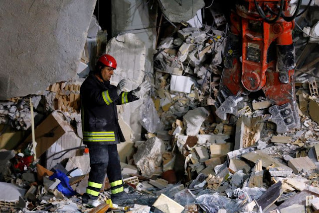 Ολονύχτιες έρευνες στα ερείπια που άφησε πίσω του ο σεισμός στην Ιταλία - Στους 159 ανέρχονται οι νεκροί - Φωτογραφία 8