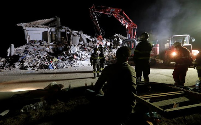 Ολονύχτιες έρευνες στα ερείπια που άφησε πίσω του ο σεισμός στην Ιταλία - Στους 159 ανέρχονται οι νεκροί - Φωτογραφία 9