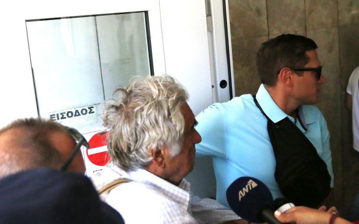 Περιπολικό έφτασε στο σπίτι του 77χρονου που προκάλεσε το ναυάγιο στην Αίγινα - Φωτογραφία 1
