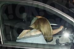 Άλλα λέει και άλλα... κάνει: Η σταρ κρύβεται για να μην την πουν «υποκρίτρια»