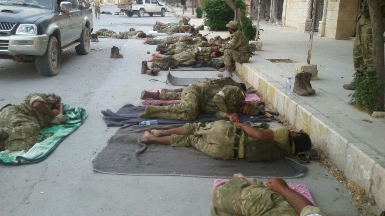 Εισβολή «αλά Τούρκα»: Οι «απελευθερωτές» του Ερντογάν κοιμούνται στους δρόμους - Φωτογραφία 3