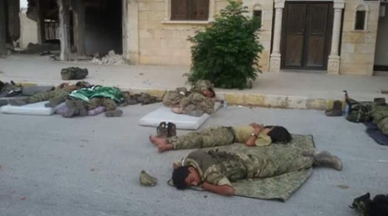 Εισβολή «αλά Τούρκα»: Οι «απελευθερωτές» του Ερντογάν κοιμούνται στους δρόμους - Φωτογραφία 6