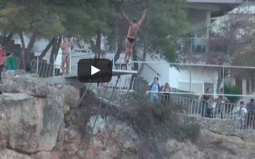 Εντυπωσίασαν οι ακροβατικές καταδύσεις στο Cliff Diving του Αγίου Νικολάου [video] - Φωτογραφία 1