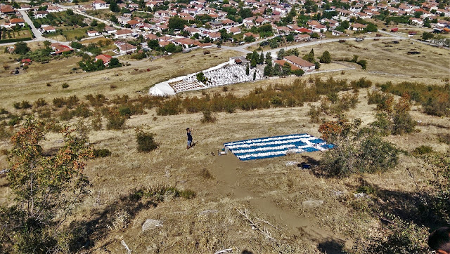 Στο Ζάρκο Τρικάλων: 13 νέοι σχημάτισαν σε λόφο την ελληνική σημαία με 2 τόνους πέτρας - Φωτογραφία 11
