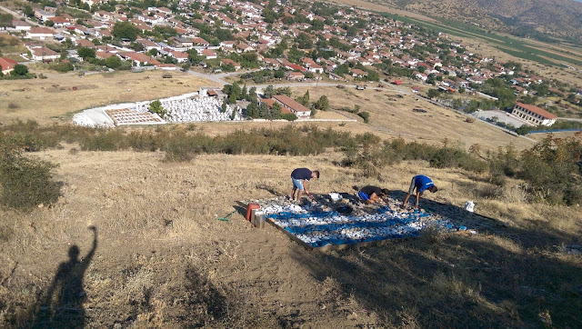 Στο Ζάρκο Τρικάλων: 13 νέοι σχημάτισαν σε λόφο την ελληνική σημαία με 2 τόνους πέτρας - Φωτογραφία 2