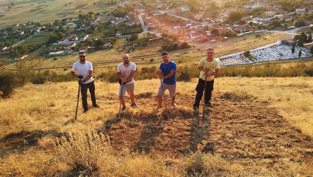 Στο Ζάρκο Τρικάλων: 13 νέοι σχημάτισαν σε λόφο την ελληνική σημαία με 2 τόνους πέτρας - Φωτογραφία 3