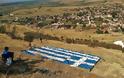 Στο Ζάρκο Τρικάλων: 13 νέοι σχημάτισαν σε λόφο την ελληνική σημαία με 2 τόνους πέτρας - Φωτογραφία 10