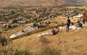Στο Ζάρκο Τρικάλων: 13 νέοι σχημάτισαν σε λόφο την ελληνική σημαία με 2 τόνους πέτρας - Φωτογραφία 5