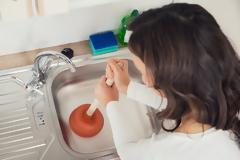 Πώς να ξεβουλώσετε νιπτήρα και νεροχύτη χωρίς υδραυλικό
