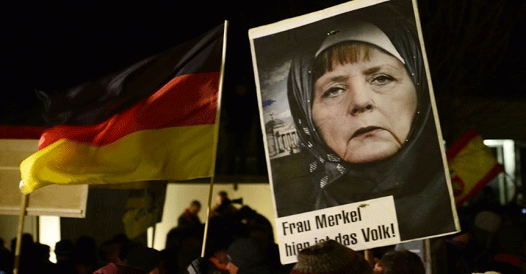 Γερμανία: Ακροδεξιοί διαμαρτύρονται για τους μετανάστες στην Πύλη του Βρανδεμβούργου - Φωτογραφία 1