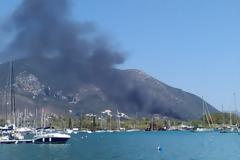 Λευκάδα: Φωτιά σε αγκυροβολημένο ιστιοπλοϊκό στο λιμάνι του Νυδριού