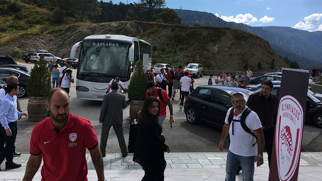 ΥΠΟΔΕΧΘΗΚΑΝ ΤΟΥΣ ΠΡΩΤΑΘΛΗΤΕΣ ΣΤΟ ΜΕΤΣΟΒΟ! (PHOTOS) - Φωτογραφία 2