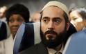 Όλα τα ασυνήθιστα πράγματα που απαγορεύεται να κάνει ένας μουσουλμάνος σε αμερικανικό αεροπλάνο