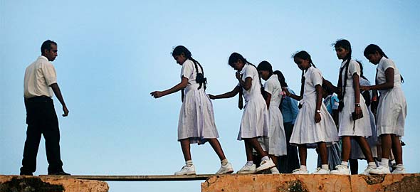 ΣΥΓΚΛΟΝΙΣΤΙΚΕΣ ΕΙΚΟΝΕΣ: Δείτε πώς πάνε στο σχολείο παιδιά του τρίτου κόσμου - Φωτογραφία 16