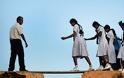 ΣΥΓΚΛΟΝΙΣΤΙΚΕΣ ΕΙΚΟΝΕΣ: Δείτε πώς πάνε στο σχολείο παιδιά του τρίτου κόσμου - Φωτογραφία 16