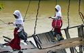 ΣΥΓΚΛΟΝΙΣΤΙΚΕΣ ΕΙΚΟΝΕΣ: Δείτε πώς πάνε στο σχολείο παιδιά του τρίτου κόσμου - Φωτογραφία 8