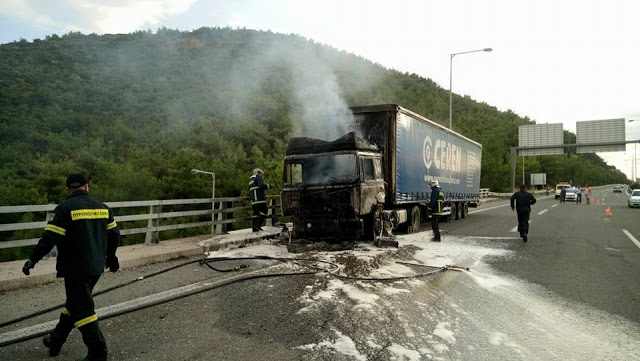 Στις φλόγες νταλίκα στην Εγνατία Οδό Ξάνθης Καβάλας - Συναγερμός στην Πυροσβεστική - Φωτογραφία 3