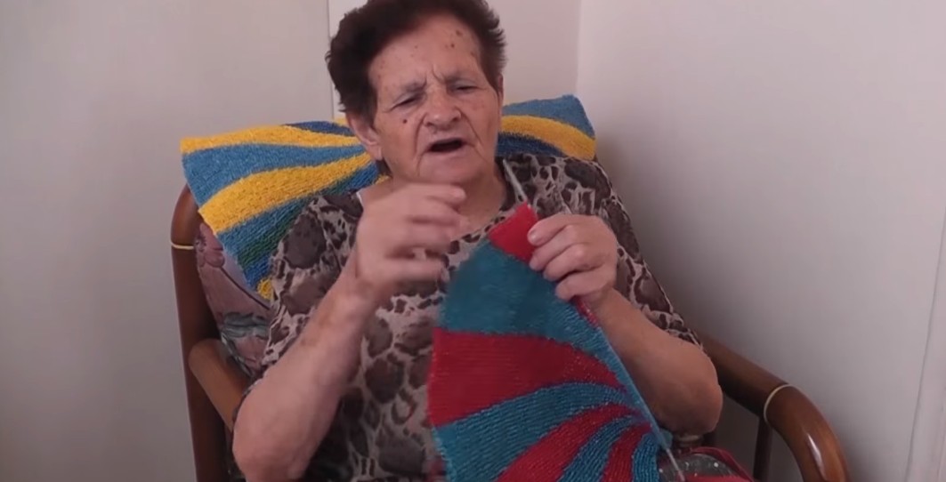 Το μυστικό της γιαγιάς - Φτιάξε χαλάκια από νάιλον σακούλες [video] - Φωτογραφία 1