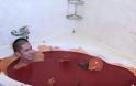 Πώς είναι να κάνεις μπάνιο μέσα σε μια μπανιέρα γεμάτη τσίλι [video]