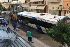 Απίστευτο! Άνοιξε τρύπα στο δρόμο και... βούλιαξε το λεωφορείο