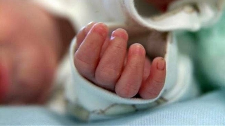 ΣΟΚ: Αλβανίδα ΠΕΤΑΞΕ το νεογέννητο μωρό της στο φωταγωγό στην Κατερίνη - Φωτογραφία 1