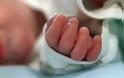 ΣΟΚ: Αλβανίδα ΠΕΤΑΞΕ το νεογέννητο μωρό της στο φωταγωγό στην Κατερίνη