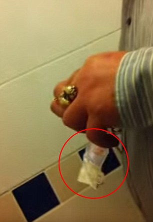 ΣΑΛΟΣ με βιντεο που δείχνει ΔΗΜΑΡΧΟ στη Βρετανία να σνιφάρει ΚΟΚΑ στην τουαλέτα [photos+video] - Φωτογραφία 3