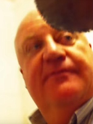 ΣΑΛΟΣ με βιντεο που δείχνει ΔΗΜΑΡΧΟ στη Βρετανία να σνιφάρει ΚΟΚΑ στην τουαλέτα [photos+video] - Φωτογραφία 6