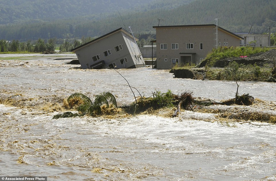 Έντεκα νεκροί και καταστροφές από τον τυφώνα Lionrock στην Ιαπωνία [video] - Φωτογραφία 1