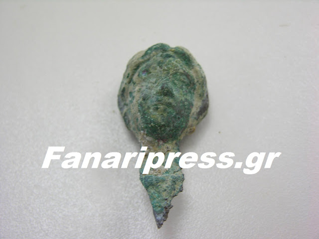 ΑΠΙΣΤΕΥΤΟ: Βρέθηκε αρχαίο χάλκινο αντικείμενο με γυναικεία μορφή από τουρίστες στην Λυγιά Πρέβεζας [photo] - Φωτογραφία 2