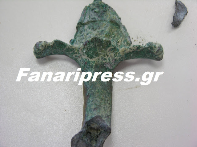 ΑΠΙΣΤΕΥΤΟ: Βρέθηκε αρχαίο χάλκινο αντικείμενο με γυναικεία μορφή από τουρίστες στην Λυγιά Πρέβεζας [photo] - Φωτογραφία 4
