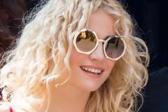 Απλά υπέροχη: Η Pixie Lott με το ωραιότερο πλεκτό φόρεμα που έχεις δει φέτος