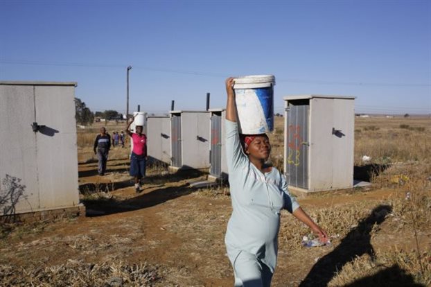 Οι γυναίκες «πληρώνουν» την έλλειψη νερού - Φωτογραφία 1