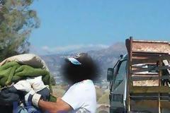 Δήμος μετέφερε σε καρότσα φορτηγού ηλικιωμένους αστέγους [photos]