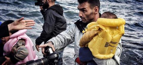 Σημαντική διάκριση για τον φωτογράφο Αρη Μεσσήνη για το προσφυγικό - Φωτογραφία 1