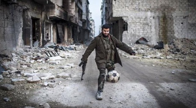 Το ISIS βάζει δικούς του κανόνες και στο ποδόσφαιρο στη Συρία! - Φωτογραφία 1