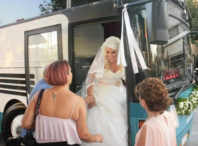 Δεν έχει ξαναγίνει! Τη νύφη συνόδεψαν στην εκκλησία... 20 λεωφορεία! - Φωτογραφία 2
