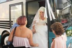 Δεν έχει ξαναγίνει! Τη νύφη συνόδεψαν στην εκκλησία... 20 λεωφορεία!