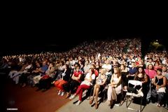 Η θεατρική παράσταση «Το Μήλο» στο Φεστιβάλ Γλυφάδας