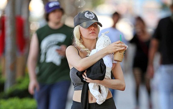 Η Courtney Stodden κυκλοφορεί με κούκλα μωρό μετά την αποβολή της - Φωτογραφία 1