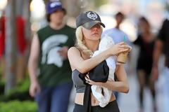 Η Courtney Stodden κυκλοφορεί με κούκλα μωρό μετά την αποβολή της
