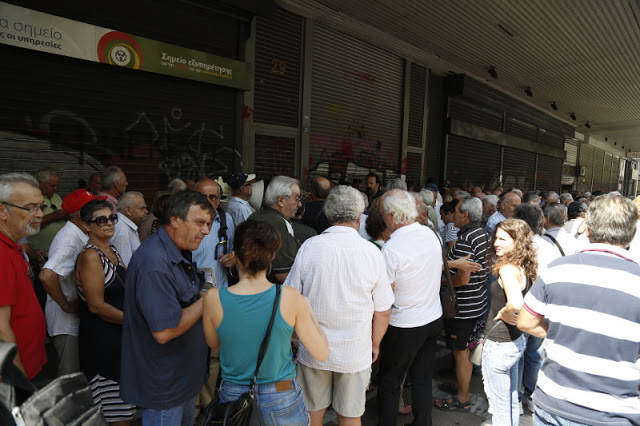 Σε κλοιό συνταξιούχων το υπ.Εργασίας- Διαμαρτύρονται για τις συντάξεις πείνας - Φωτογραφία 3